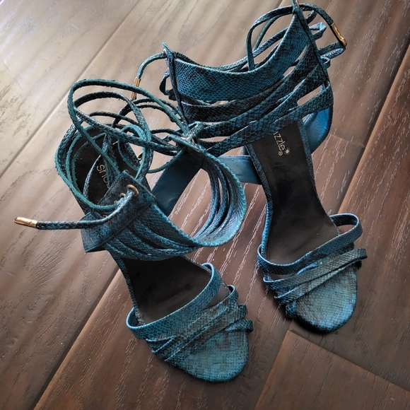 Heels - Picture 2 of 3